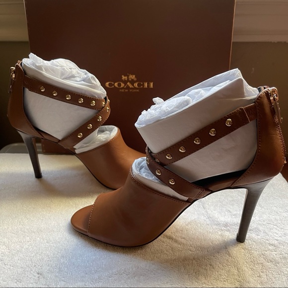 COACH heels NEW!! Tan leather with gold hardware - Picture 2 of 5